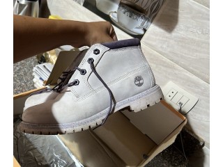 جزمة timberland اوريجينال مقاس ٤٠ بعلبتها